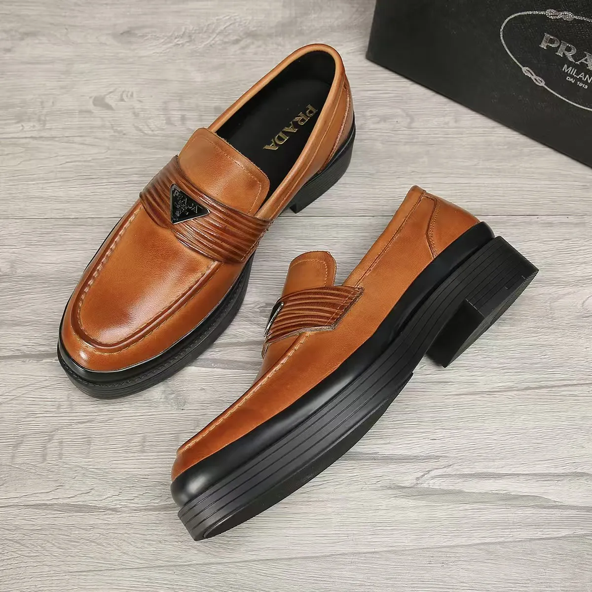 Men's shoes 💰540 💰💰🎩🎩【Prada】Counter 1:1⬆️original reproduction, absolute quality🆗Original outsole, high-quality imported rubber, wear-resistant and non-slip, never degummed, upper material: imported first-layer cowhide➕anti-slip foam outsole, official website material, lining material: water-dyed leather lining, 3 colors available! Code number 38-45